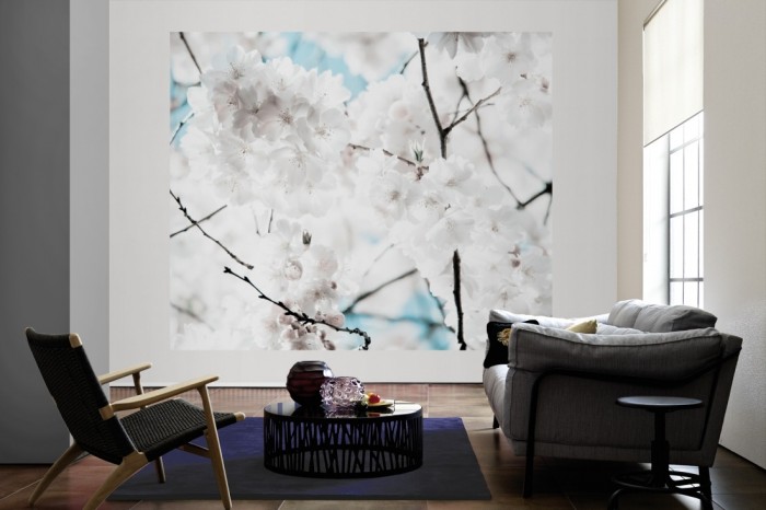 Die Fototapete Kirschblüten in Weiß als große Bildtapete im Wohnzimmer. Als Bildtapete ist die Fototapete Kirschblüten in Weiß ein besonderes Highlight auf Vliestapete.
