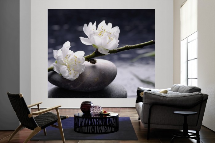 Die Fototapete Wellness, Wellness-Steine mit Kirschblüte als große Bildtapete im Wohnzimmer. Als Bildtapete ist die Fototapete Wellness, Wellness-Steine mit Kirschblüte ein besonderes Highlight auf Vliestapete.