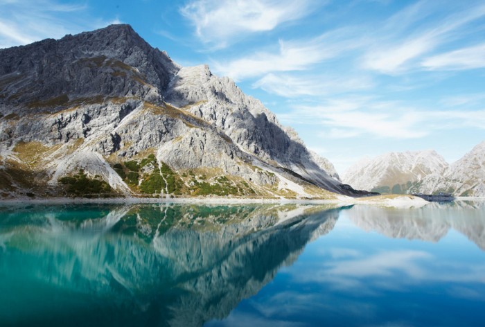 Die Fototapete Stiller Bergsee in den Alpen, eine Vlies-Fototapete bei Livingwalls Cologne online kaufen. Die Fototapete Stiller Bergsee in den Alpen ist eine Fototapete auf Maß.