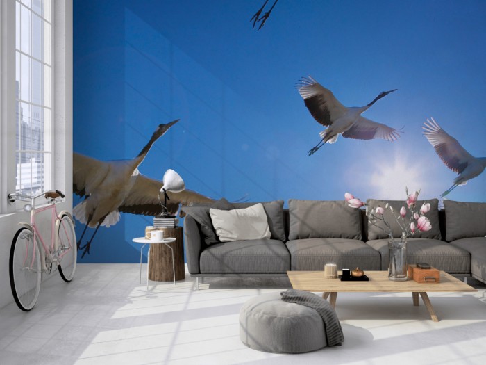 Die Fototapete Vögel im Himmel, Kraniche auf einer großen Wand im Loft tapeziert. Die Fototapete Vögel im Himmel, Kraniche wird individuell auf Deine Wand angepasst.