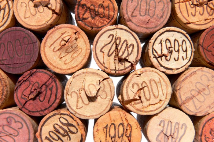Die Fototapete Wein, Korken mit Jahrgängen, eine Vlies-Fototapete bei Livingwalls Cologne online kaufen. Die Fototapete Wein, Korken mit Jahrgängen ist eine Fototapete auf Maß.