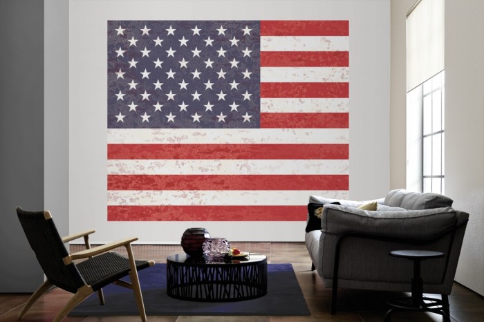 Die Fototapete USA Flagge, Stars and Stripes als große Bildtapete im Wohnzimmer. Als Bildtapete ist die Fototapete USA Flagge, Stars and Stripes ein besonderes Highlight auf Vliestapete.