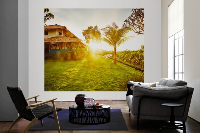 Die Fototapete Bali, Haus und Garten bei Sonnenuntergang als große Bildtapete im Wohnzimmer. Als Bildtapete ist die Fototapete Bali, Haus und Garten bei Sonnenuntergang ein besonderes Highlight auf Vliestapete.