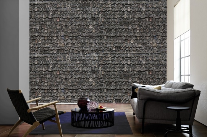 Im Wohnzimmer die Fototapete Buchstaben im Buchdruck auf einer großen Wand tapeziert. Die Fototapete Buchstaben im Buchdruck ist als Vlies-Fototapete im Wohnzimmer leicht zu tapezieren.