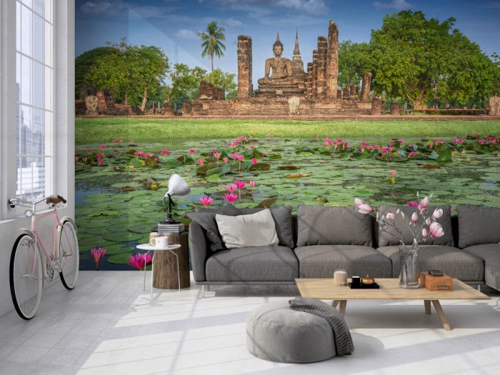 Die Fototapete Sukhothai Geschichtspark Ruinen Buddha auf einer großen Wand im Loft tapeziert. Die Fototapete Sukhothai Geschichtspark Ruinen Buddha wird individuell auf Deine Wand angepasst.