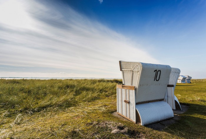 Die Fototapete Sylt, Strandkorb in den Dünen, eine Vlies-Fototapete bei Livingwalls Cologne online kaufen. Die Fototapete Sylt, Strandkorb in den Dünen ist eine Fototapete auf Maß.