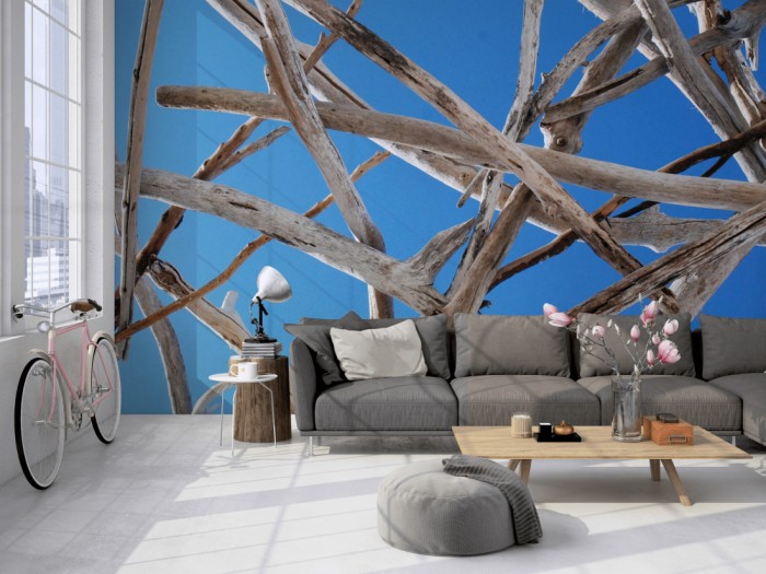 Die Fototapete Holz mit Blick in den Himmel, Detail auf einer großen Wand im Loft tapeziert. Die Fototapete Holz mit Blick in den Himmel, Detail wird individuell auf Deine Wand angepasst.