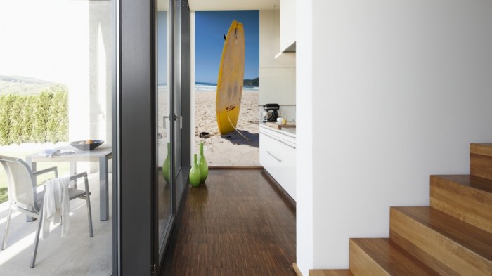 Ein Foto von dem 3D-Fotopanel Surfbrett am Strand von Hawaii tapeziert in der Küche. Bestelle Deine Bildtapete online.