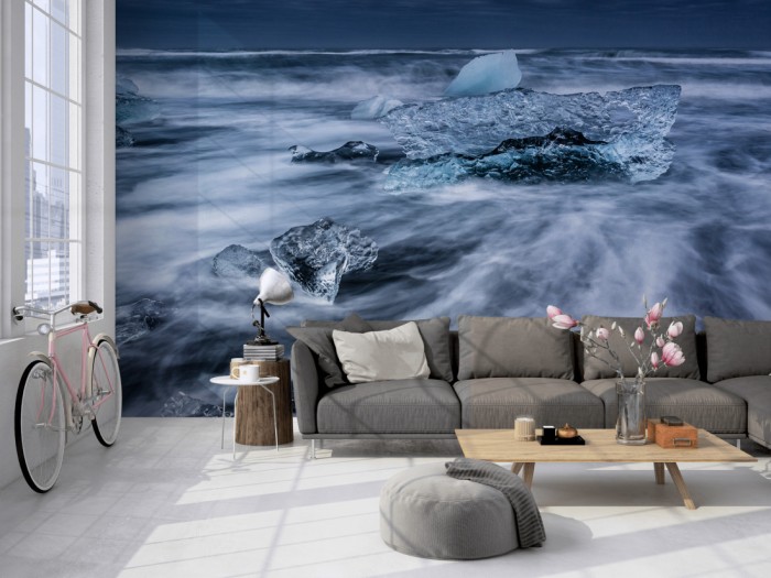 Die Fototapete Meer mit Eisschollen, Island auf einer großen Wand im Loft tapeziert. Die Fototapete Meer mit Eisschollen, Island wird individuell auf Deine Wand angepasst.