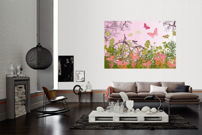 Die Design-Fototapete Fahrrad im Wald, Artwork als Wandbild im Wohnzimmer. Die Vlies-Design-Fototapete Fahrrad im Wald, Artwork verschönert als Wandbild Deine Wand.
