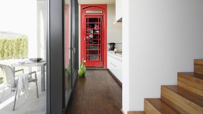 Ein Foto von dem 3D Fotopanel Alte, rote Telefonzelle aus England tapeziert in der Küche. Bestelle Deine Bildtapete online.