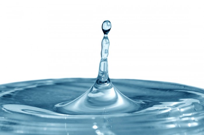 Die Fototapete Wassertropfen, eine Vlies-Fototapete bei Livingwalls Cologne online kaufen. Die Fototapete Wassertropfen ist eine Fototapete auf Maß.