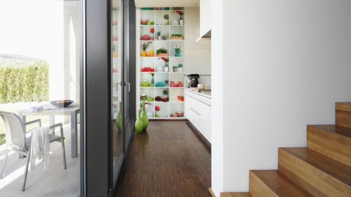 Ein Foto von dem 3D-Fotopanel Regal mit Geschirr und Deko tapeziert in der Küche. Bestelle Deine Bildtapete online.