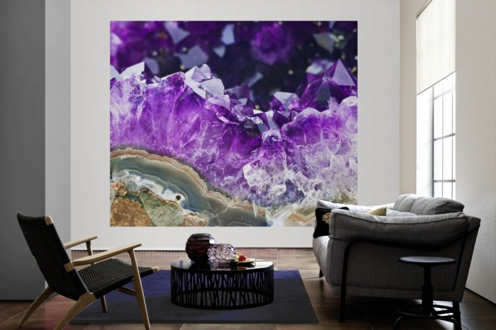 Die Fototapete Edelstein in violett, Amethyst im Detail als große Bildtapete im Wohnzimmer. Als Bildtapete ist die Fototapete Edelstein in violett, Amethyst im Detail ein besonderes Highlight auf Vliestapete.