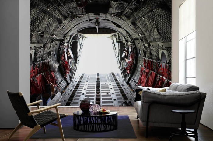 Im Wohnzimmer die Fototapete Jet Ausstieg vom Laderaum auf einer großen Wand tapeziert. Die Fototapete Jet Ausstieg vom Laderaum ist als Vlies-Fototapete im Wohnzimmer leicht zu tapezieren.