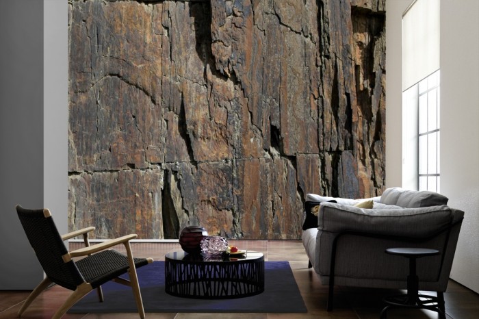 Im Wohnzimmer die Fototapete Felswand, braune Steilwand auf einer großen Wand tapeziert. Die Fototapete Felswand, braune Steilwand ist als Vlies-Fototapete im Wohnzimmer leicht zu tapezieren.