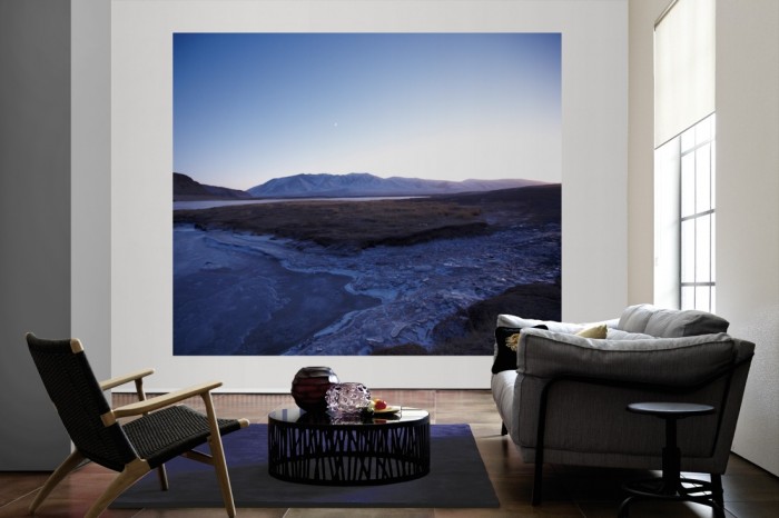 Die Fototapete Island Landschaft bei Sonnenaufgang als große Bildtapete im Wohnzimmer. Als Bildtapete ist die Fototapete Island Landschaft bei Sonnenaufgang ein besonderes Highlight auf Vliestapete.