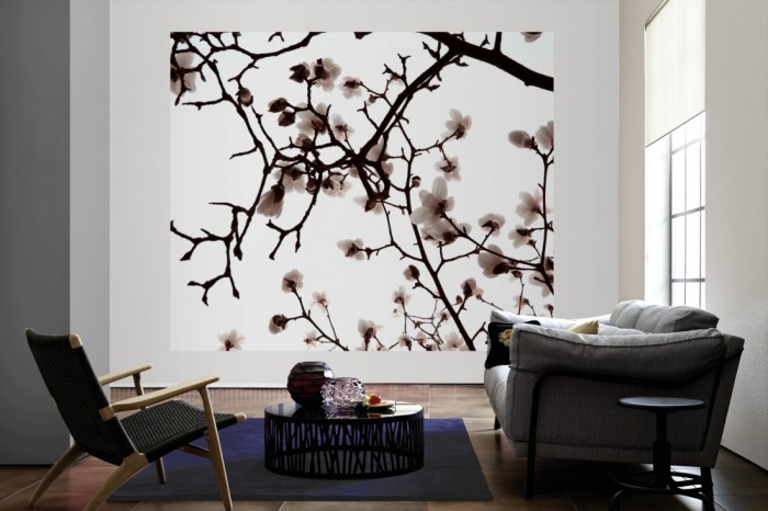 Die Fototapete Magnolie Äste in Weiß als große Bildtapete im Wohnzimmer. Als Bildtapete ist die Fototapete Magnolie Äste in Weiß ein besonderes Highlight auf Vliestapete.