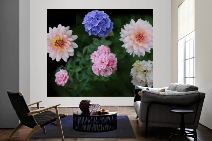 Die Fototapete Blütenmix als große Bildtapete im Wohnzimmer. Als Bildtapete ist die Fototapete Blütenmix ein besonderes Highlight auf Vliestapete.