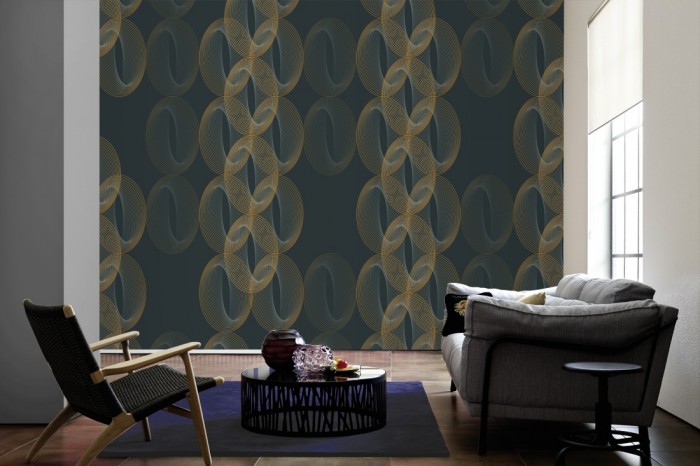 Im Wohnzimmer die Design-Fototapete 3D-Geometrie Kette auf einer großen Wand tapeziert. Die Design-Fototapete 3D-Geometrie Kette ist als Vlies-Fototapete im Wohnzimmer leicht zu tapezieren.