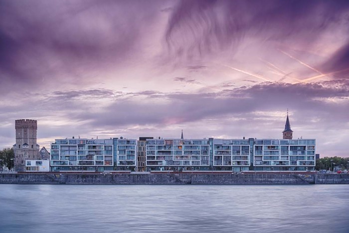 Die Fototapete Köln Rheinauhafen bei Dämmerung, eine Vlies-Fototapete bei Livingwalls Cologne online kaufen. Die Fototapete Köln Rheinauhafen bei Dämmerung ist eine Fototapete auf Maß.