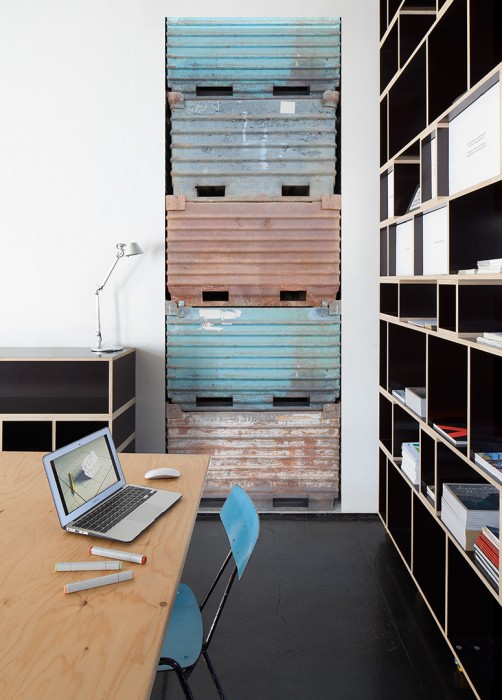 Ein Foto von dem 3D-Fotopanel Alte, Rostige Metall Container tapeziert im Raum. Bestelle Deine Bildtapete online.