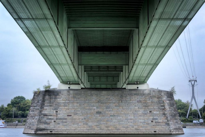 Die Fototapete Köln, unter der Zoobrücke, eine Vlies-Fototapete bei Livingwalls Cologne online kaufen. Die Fototapete Köln, unter der Zoobrücke ist eine Fototapete auf Maß.
