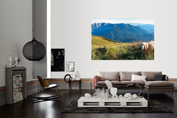 Die Fototapete Bergpanorama in den Alpen als Wandbild im Wohnzimmer. Die Vlies-Fototapete Bergpanorama in den Alpen verschönert als Wandbild Deine Wand.