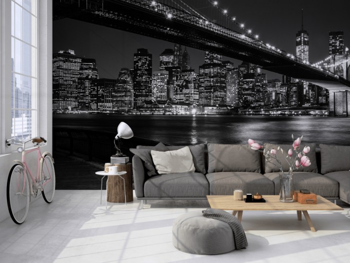 Die Fototapete Manhattan bei Nacht, New York, schwarz-weiß auf einer großen Wand im Loft tapeziert. Die Fototapete Manhattan bei Nacht, New York, schwarz-weiß wird individuell auf Deine Wand angepasst.
