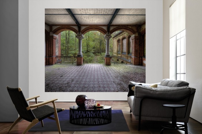 Die Fototapete Vintage Villa Terrasse Garten, Lost Places als große Bildtapete im Wohnzimmer. Als Bildtapete ist die Fototapete Vintage Villa Terrasse Garten, Lost Places ein besonderes Highlight auf Vliestapete.