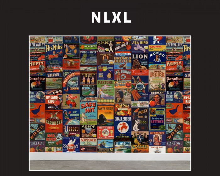 Die NLXL Tapete MRV-07 Crate Labels von Mr & Mrs Vintage tapeziert an einer Wand.