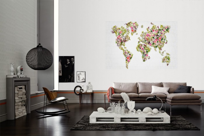 Die Fototapete Weltkarte aus Blumen als Wandbild im Wohnzimmer. Die Vlies-Fototapete Weltkarte aus Blumen verschönert als Wandbild Deine Wand.