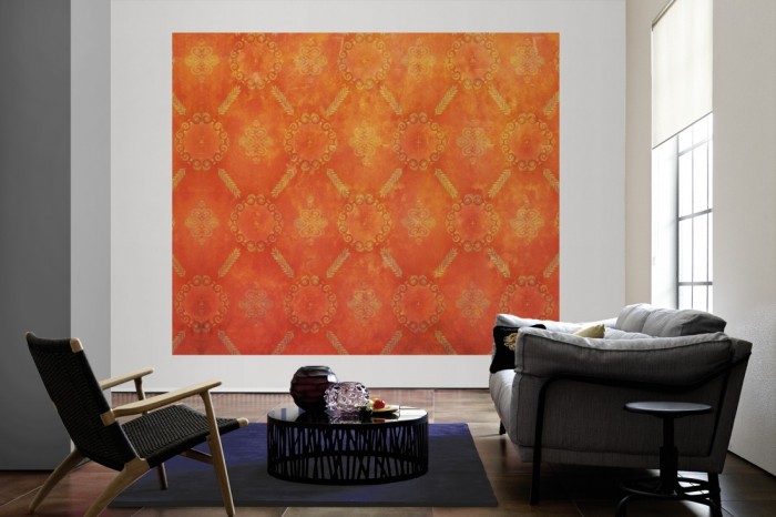 Die Designtapete Barock Ornament, Vintage Orange als große Bildtapete im Wohnzimmer. Als Bildtapete ist die Designtapete Barock Ornament, Vintage Orange ein besonderes Highlight auf Vliestapete.