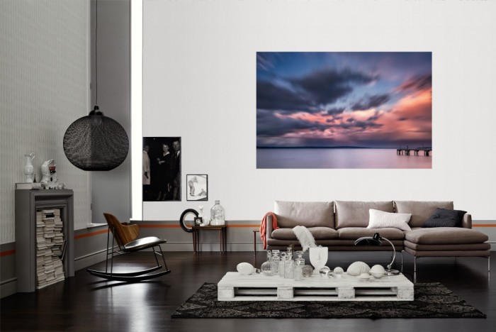 Die Fototapete See in Washington mit Steg im Abendrot als Wandbild im Wohnzimmer. Die Vlies-Fototapete See in Washington mit Steg im Abendrot verschönert als Wandbild Deine Wand.