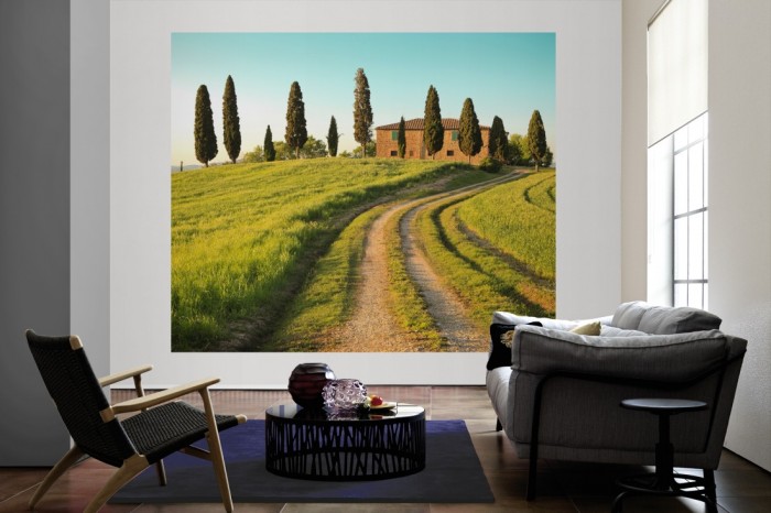 Die Fototapete Toskana Haus im Sommer als große Bildtapete im Wohnzimmer. Als Bildtapete ist die Fototapete Toskana Haus im Sommer ein besonderes Highlight auf Vliestapete.