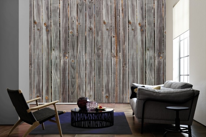 Im Wohnzimmer die Fototapete Holz Wand, vergraute Bretter auf einer großen Wand tapeziert. Die Fototapete Holz Wand, vergraute Bretter ist als Vlies-Fototapete im Wohnzimmer leicht zu tapezieren.