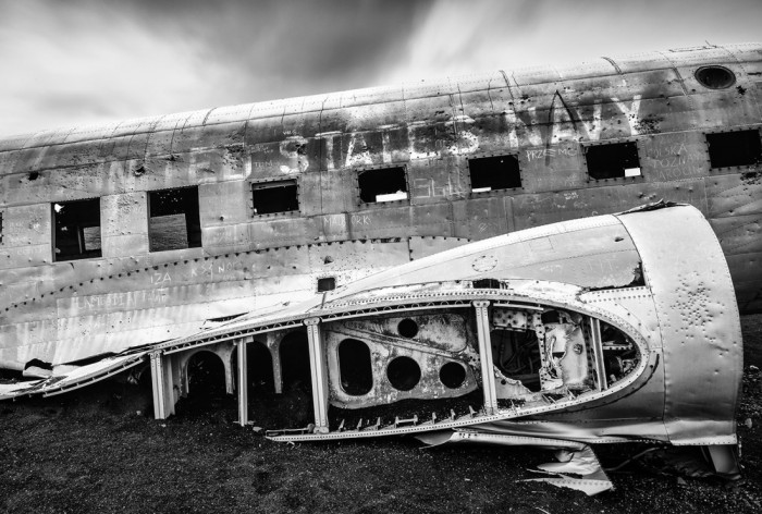 Die Fototapete Flugzeug Ruine US Navy, schwarz-weiß, eine Vlies-Fototapete bei Livingwalls Cologne online kaufen. Die Fototapete Flugzeug Ruine US Navy, schwarz-weiß ist eine Fototapete auf Maß.