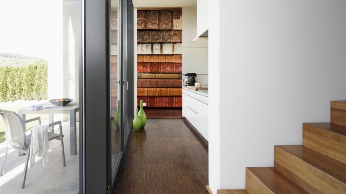 Ein Foto von dem 3D-Fotopanel Alte Bücher, Buchrücken tapeziert in der Küche. Bestelle Deine Bildtapete online.