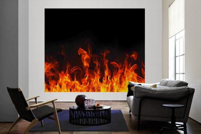 Die Fototapete Feuer und Flamme als große Bildtapete im Wohnzimmer. Als Bildtapete ist die Fototapete Feuer und Flamme ein besonderes Highlight auf Vliestapete.