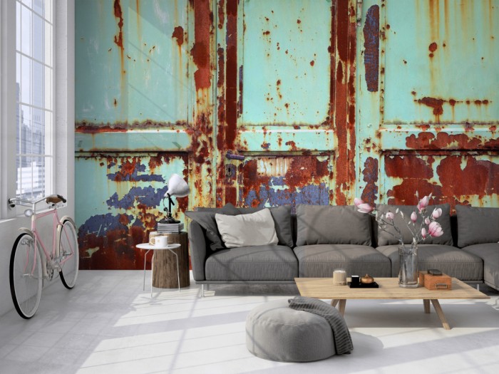 Die Fototapete Rost Wand mit alter Metalltür auf einer großen Wand im Loft tapeziert. Die Fototapete Rost Wand mit alter Metalltür wird individuell auf Deine Wand angepasst.