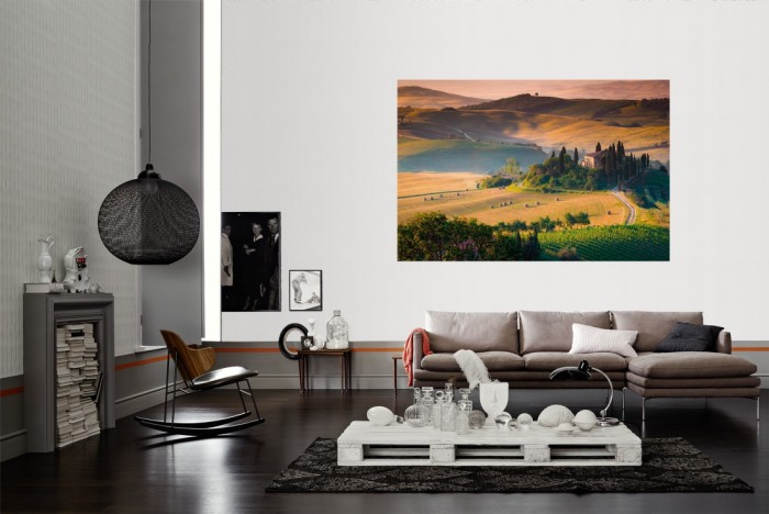 Die Fototapete Toskana bei Sonnenuntergang als Wandbild im Wohnzimmer. Die Vlies-Fototapete Toskana bei Sonnenuntergang verschönert als Wandbild Deine Wand.