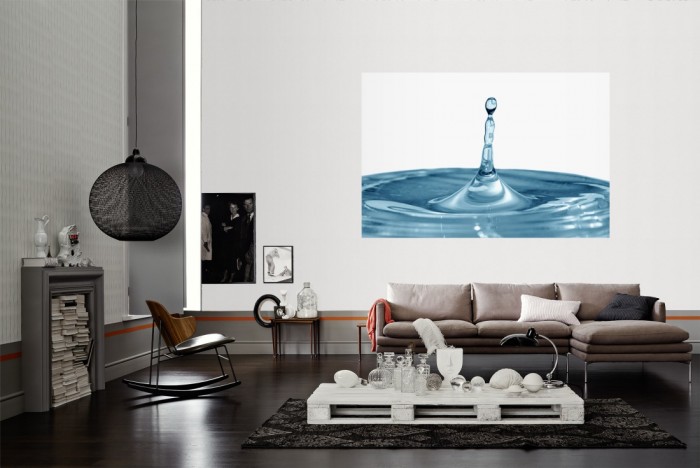 Die Fototapete Wassertropfen als Wandbild im Wohnzimmer. Die Vlies-Fototapete Wassertropfen verschönert als Wandbild Deine Wand.