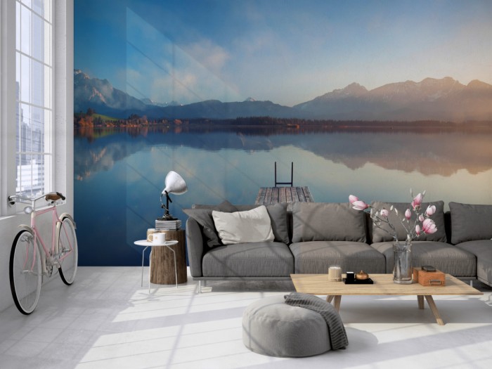 Die Fototapete Sonnenuntergang am See in den Alpen, Österreich auf einer großen Wand im Loft tapeziert. Die Fototapete Sonnenuntergang am See in den Alpen, Österreich wird individuell auf Deine Wand angepasst.