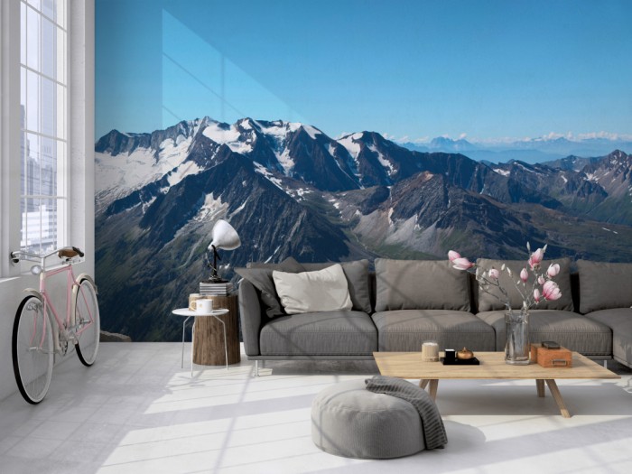 Die Fototapete Alpen Österreich, Schnee auf Berggipfel auf einer großen Wand im Loft tapeziert. Die Fototapete Alpen Österreich, Schnee auf Berggipfel wird individuell auf Deine Wand angepasst.