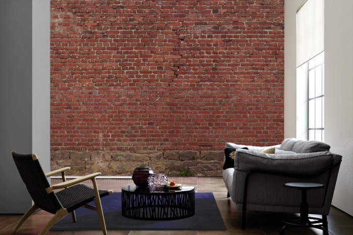 Im Wohnzimmer die Fototapete Ziegel Wand, rote Steine auf einer großen Wand tapeziert. Die Fototapete Ziegel Wand, rote Steine ist als Vlies-Fototapete im Wohnzimmer leicht zu tapezieren.