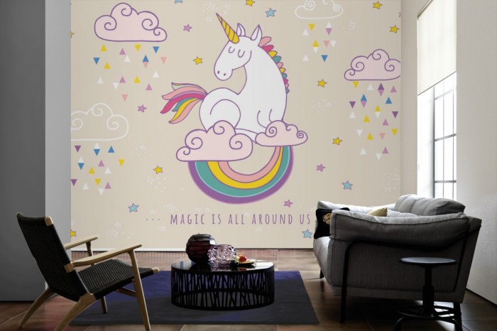 Im Wohnzimmer die Fototapete Einhorn auf rosa Wolken auf einer großen Wand tapeziert. Die Fototapete Einhorn auf rosa Wolken ist als Vlies-Fototapete im Wohnzimmer leicht zu tapezieren.