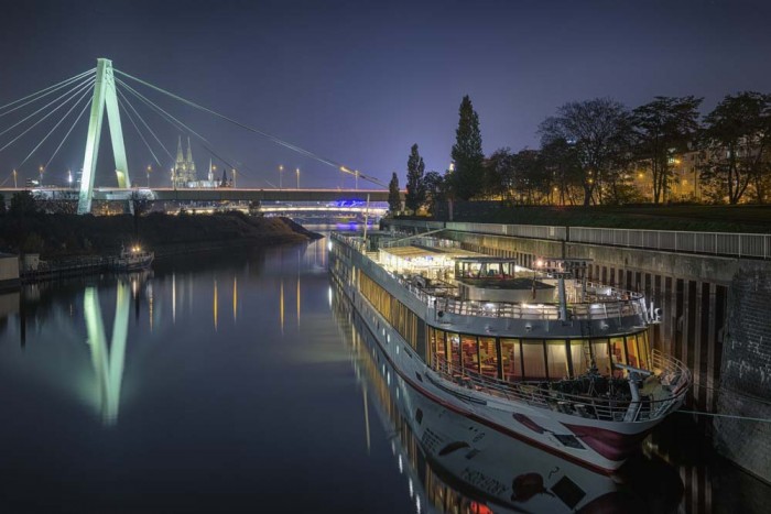 Die Fototapete Köln Deutzer Hafen mit Domblick, eine Vlies-Fototapete bei Livingwalls Cologne online kaufen. Die Fototapete Köln Deutzer Hafen mit Domblick ist eine Fototapete auf Maß.