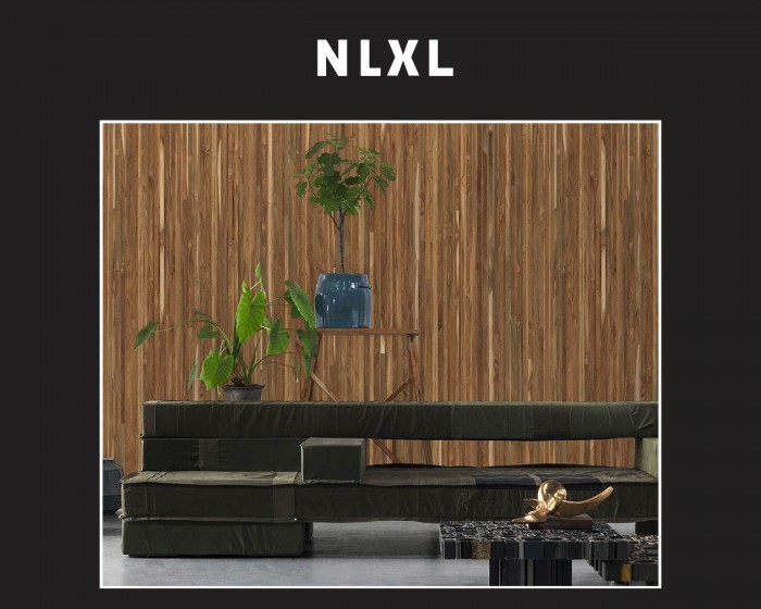 Die NLXL Tapete TIM-05 Timber Strips von Piet Hein Eek tapeziert an einer Wand.