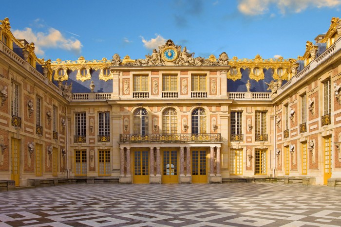 Die Fototapete Schloss Versailles, Paris, eine Vlies-Fototapete bei Livingwalls Cologne online kaufen. Die Fototapete Schloss Versailles, Paris ist eine Fototapete auf Maß.
