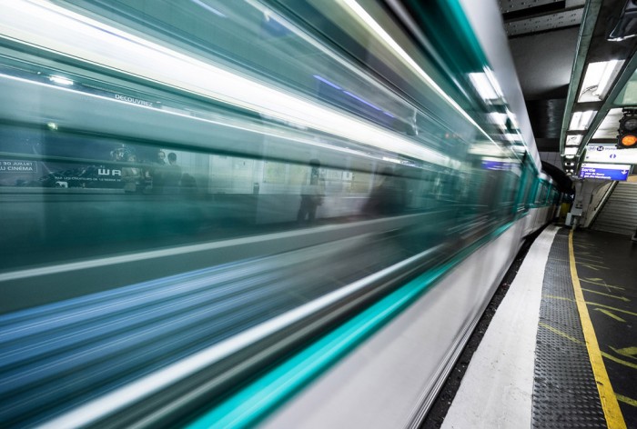 Die Fototapete Metro in Paris, U-Bahn Station, eine Vlies-Fototapete bei Livingwalls Cologne online kaufen. Die Fototapete Metro in Paris, U-Bahn Station ist eine Fototapete auf Maß.